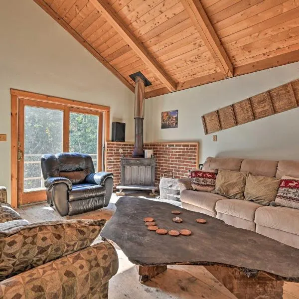 Remote Cabin with Fire Pit 3 Miles to Stowe Mtn!, hotell sihtkohas Stowe