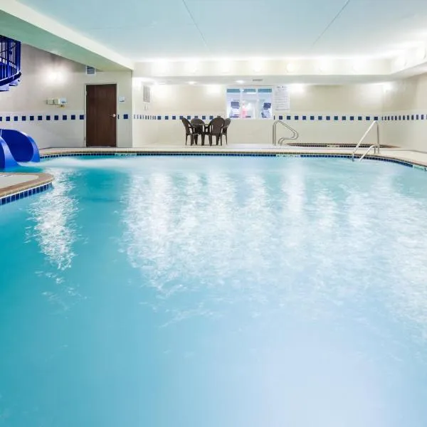 Holiday Inn Express & Suites - Dickinson by IHG، فندق في ديكنسون