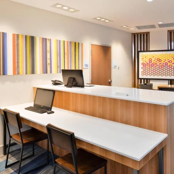 Holiday Inn Express & Suites Madison by IHG, hotel in Madison