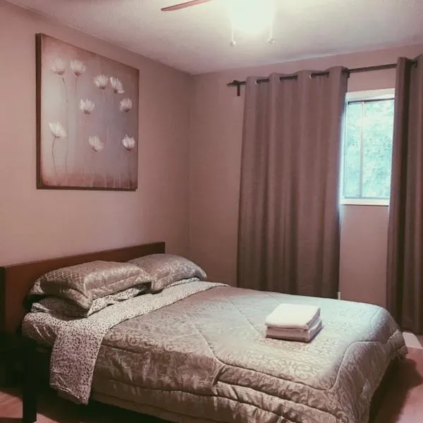 Private Rooms Close to NAIT Guest House For Men Only, hotel in Edmonton
