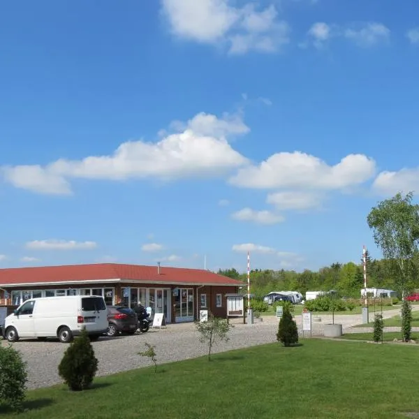 Holme Å Camping & Cottages, hotel en Hovborg