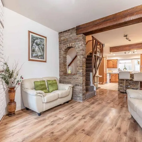 4 Bed 3 Baths in CENTRAL WINDSOR! WALK 2 ALL THE SIGHTS! LEGOLAND 5 MIN DRIVE, hotel a Windsor