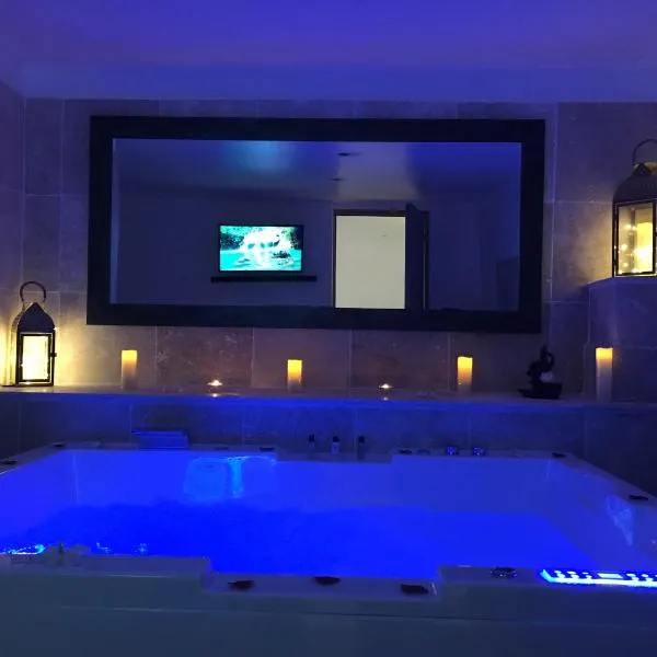 Love Room Villa Charlene, готель у місті Massoins