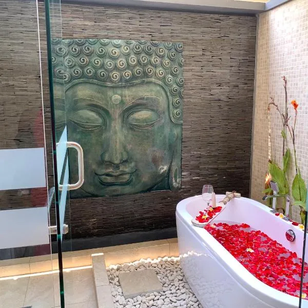 Beachfront Rice Field View Lovina Villa Serenity Bali، فندق في Pengastulan