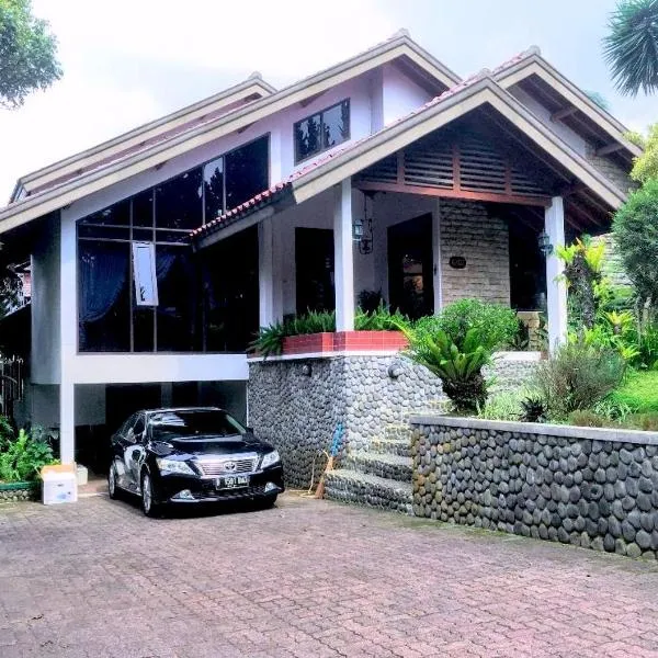 Holidayhome Alam Cipanas Puncak, hotel v destinaci Puncak