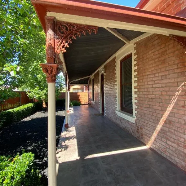 A Cozy 3BR Retreat! CBD, Garden, Pets & Parking, hotel in Albury