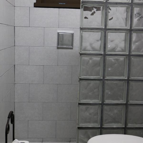Excelente quarto com cama de casal king em casa perto do aeroporto de Curitiba - Foto 3