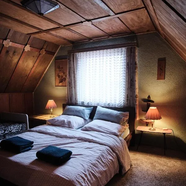 Guesthouse with 3 apartments, just outside Berlin, near to Tesla, hotel in Burig