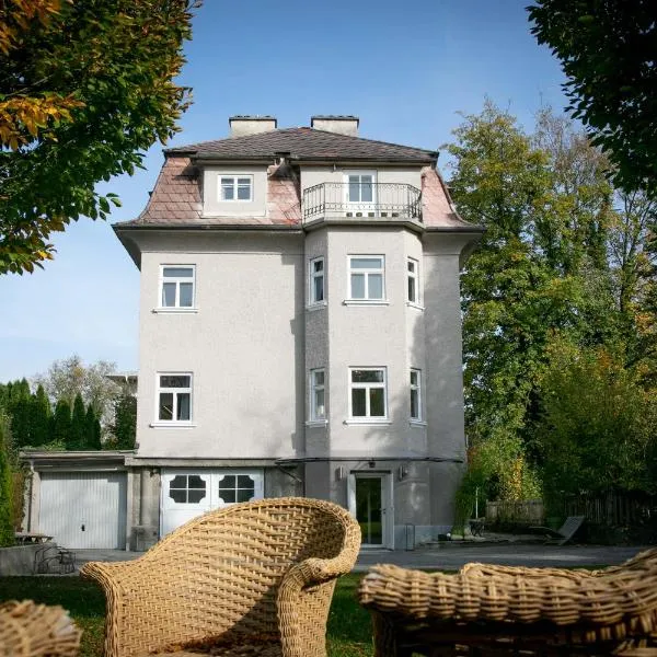 Family Wellhouse Green Garden direct in Salzburg, sunny big garden, up to 16 pax, bikes for free, BBQ, sunbeds, parking for free, 15 min sound of music, hotel v Salcburku