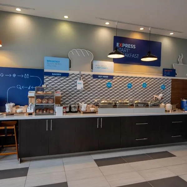 Holiday Inn Express & Suites N Waco Area - West by IHG, hotel em West