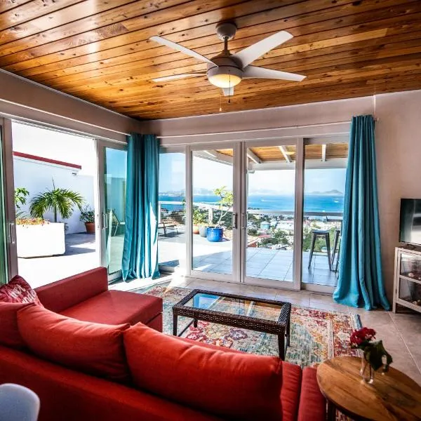 Fantastic Penthouse at Sunset Serenade Suites, hotel in Coral Bay