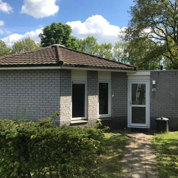 Rustig gelegen bungalow in mooi Havelte (Drenthe), hotel v destinaci Havelte