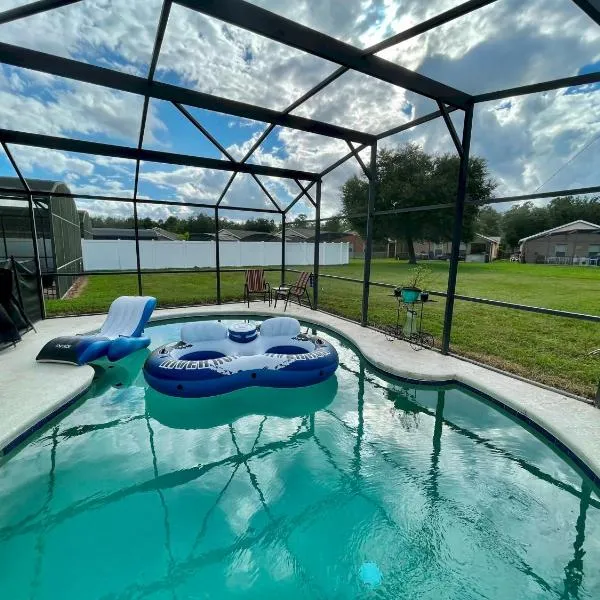 Grand Family House with Private Pool near Disney Parks, hotel a Loughman