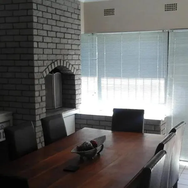 Shalom beach house, hotel em Bloubergstrand