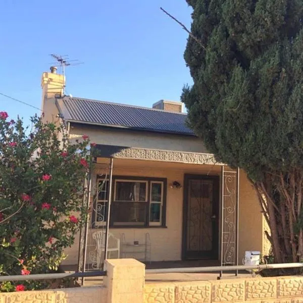 Modern Charming Miners’ Cottage +Free Internet, hotell sihtkohas Broken Hill