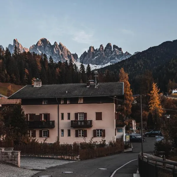Hotel Fines, hotel v destinaci Funes
