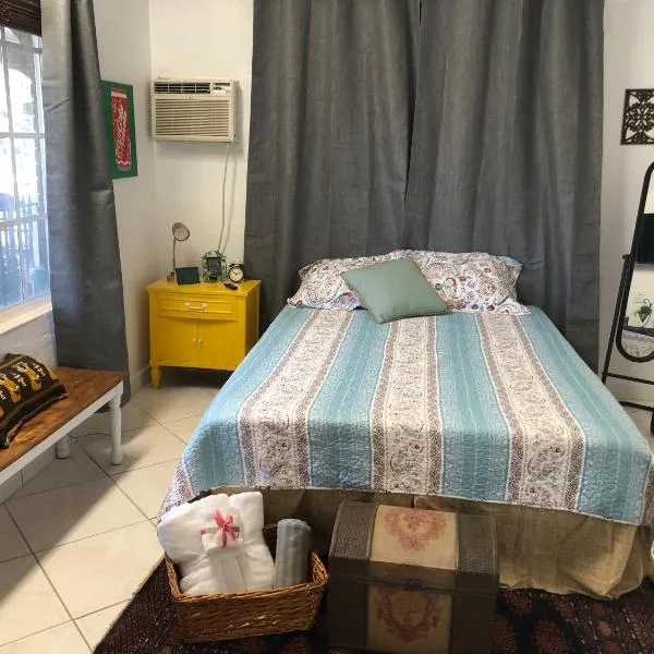 Private Room in the Heart of Calle Ocho, hotel v Miami