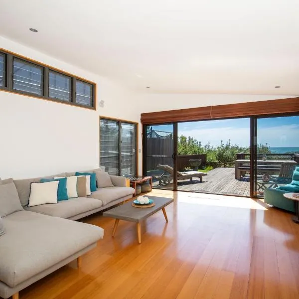 Illaroo Absolute Beachfront with Spa, hotel in Culburra Beach