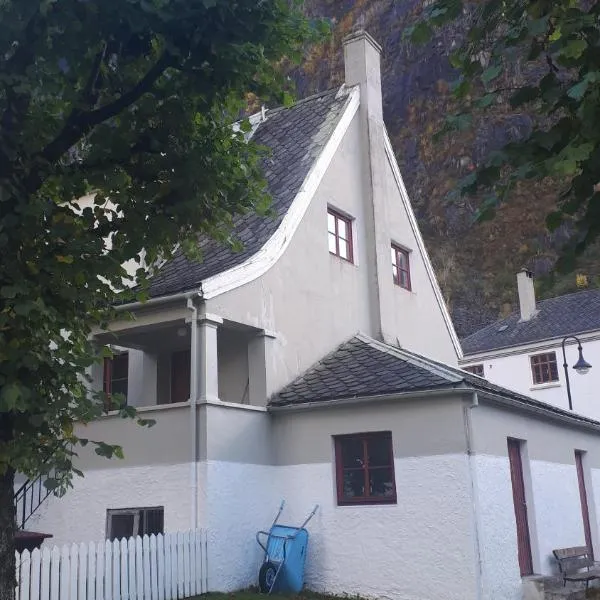 Fjordshelter- Cozy townhouse, hotel em Odda