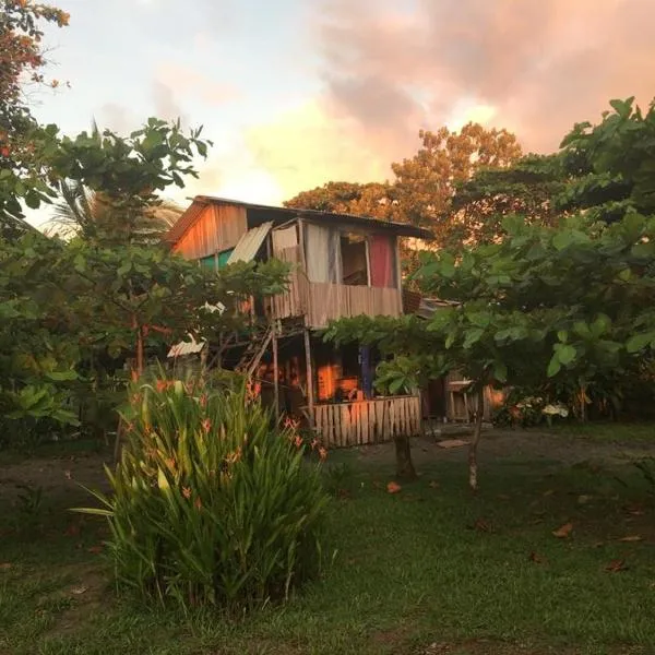 Miguel Surf Camp, hotel in Quepos