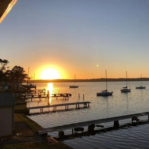 The Boat House Absolute Waterfront and Jetty, Hotel in Morisset East