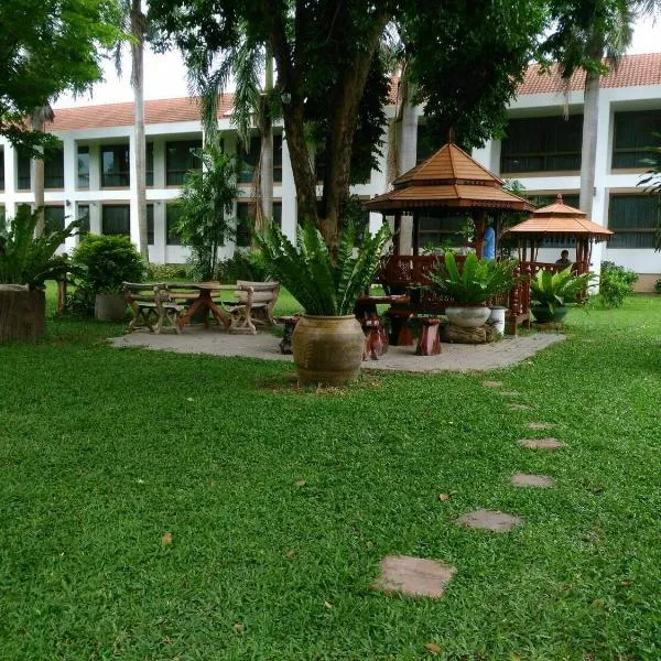 โรงแรมฉัตรแก้ว, hotel in Ban Dan Chang