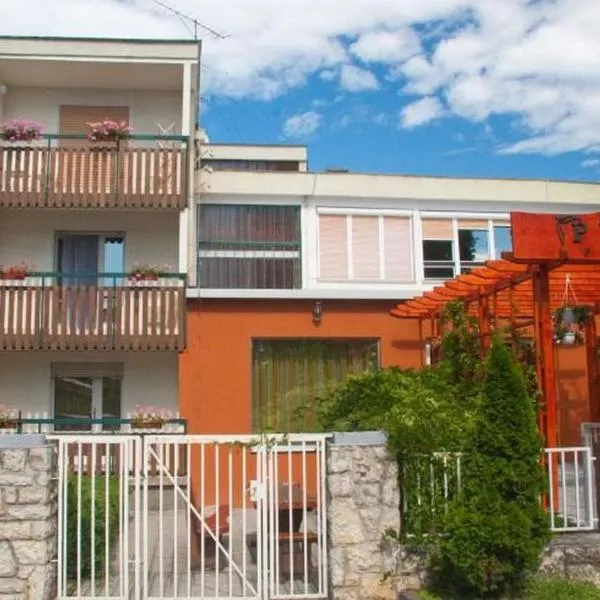 Pergola Panzió, hotel v destinaci Balatonföldvár