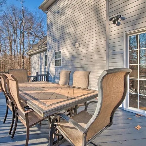 Spacious Tobyhanna Home with Lake Access and Fire Pit!, hotell sihtkohas Gouldsboro