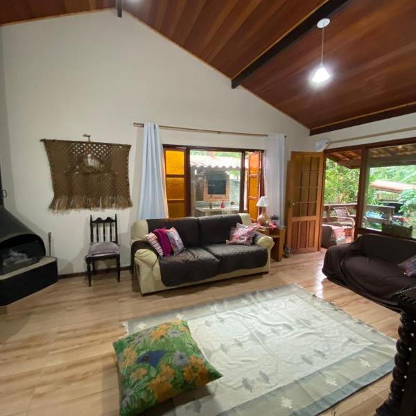 Lumiar linda vista das montanhas, com lareira, churrasqueira, wifi, Tv a cabo, casa ampla, arejada jardim pertinho do centro de Lumiar e de cachoeiras