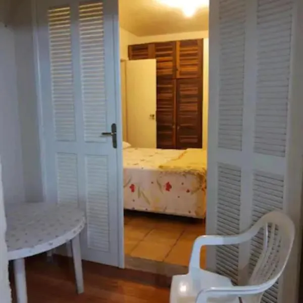 Apartamento térreo com ar condicionado e 2 suítes bem localizado, hotel in Garopaba
