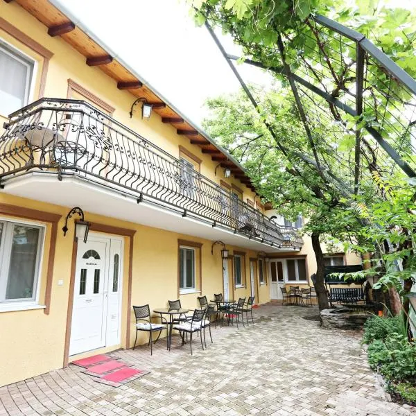 Apartments & Rooms Vienna, hotel in Osijek