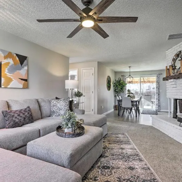 Duplex with Private Yard 3 Mi to Downtown Loveland!, hotel v destinaci Loveland
