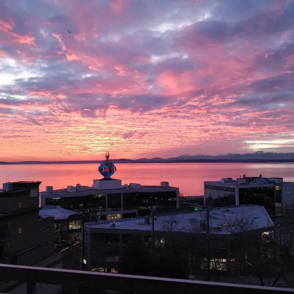 Top Floor Water View Oasis near Space Needle & Cruise, hotel a Seattle