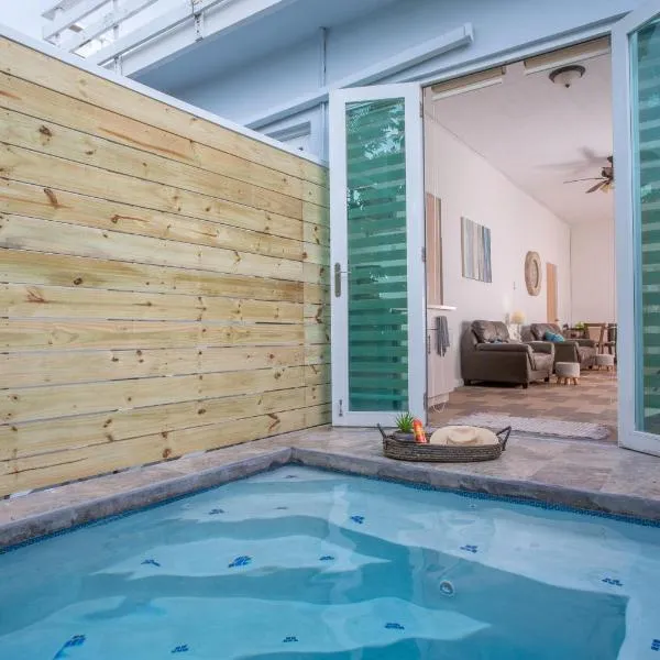 Casa Loba Suite 2 at 413 with private pool, hotel v destinaci Rincón