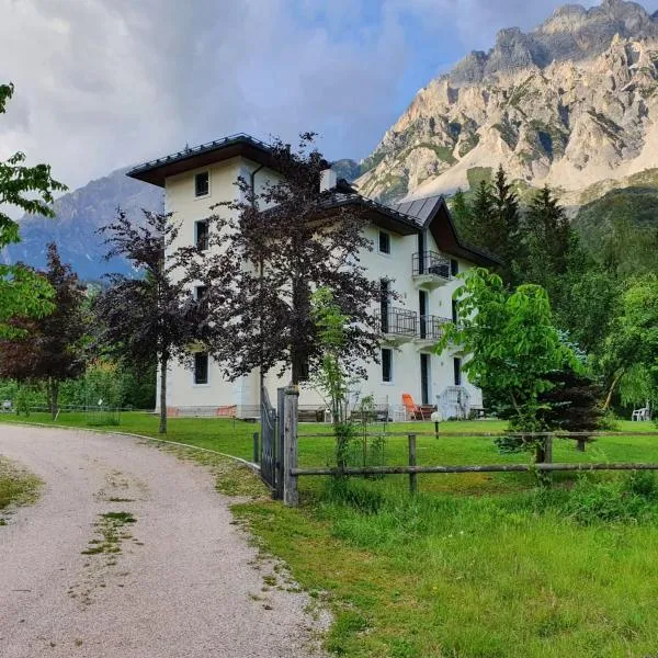 Mansarda in villa a Borca di Cadore, hotel v destinaci Villanova