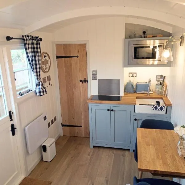 Yew Tree View Luxury Shepherd's Hut, hotell i Sturminster Newton