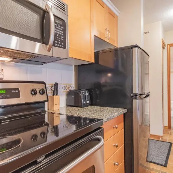 SKI-IN/SKI-OUT 1BDR Condo with Pool & Hot Tub | Spectacular location!, hotelli kohteessa Whistler