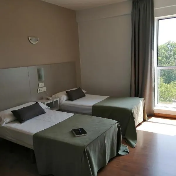 Duerming Villa De Sarria Hotel، فندق في ساريا