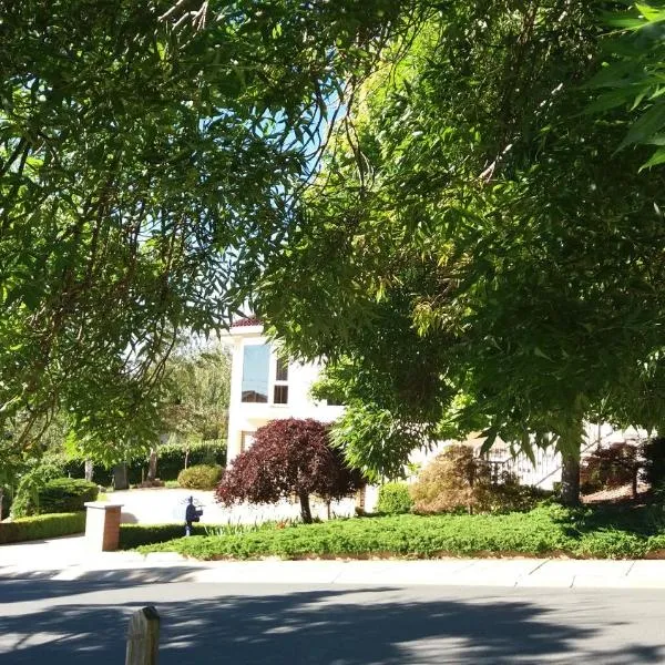 Sweet Home by the Golf Course, hotel a Canberra
