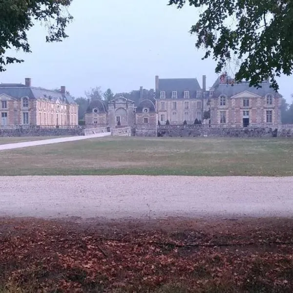 F2 au pied du château et à 15min de Center Parc, hotel v destinácii La Ferté-Saint-Aubin