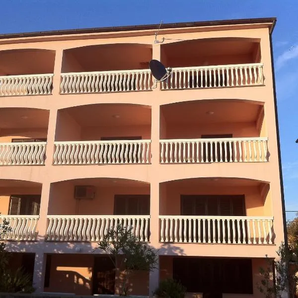 Apartments Bernarda 1, hotel v destinaci Nin
