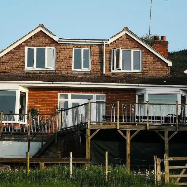 Healing Waters Sanctuary for Exclusive Private Hire and Self Catering Board, Vegetarian, Alcohol & Wifi Free Retreat in Glastonbury, hotel in Glastonbury