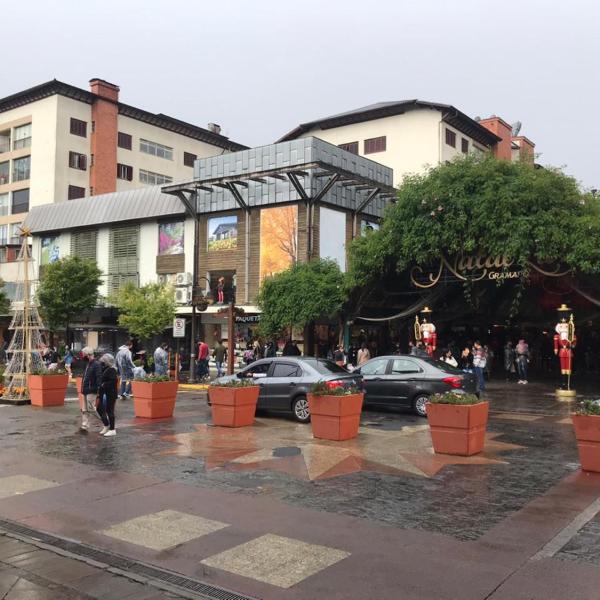 Apartamento na rua coberta Gramado - Foto 2