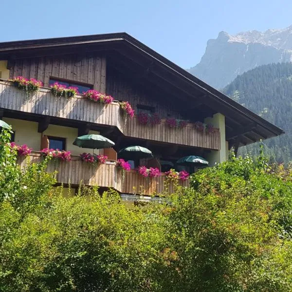 Gästehaus Schoeneweiß, hotel v destinaci Ehrwald