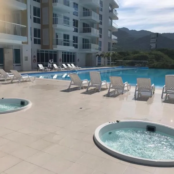 Hermoso Apto con vista a la sierra y a Cabo Tortuga en el sector del Irotama en Santa Marta, hotell i Gaira