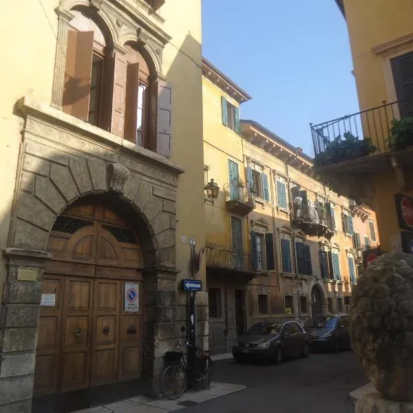 Protezione della Giovane - female hostel, מלון בורונה
