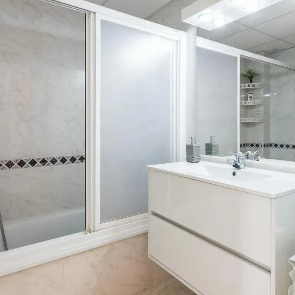 Modern villa with pool in Torredembarra - Sea view، فندق في توريديمبارا