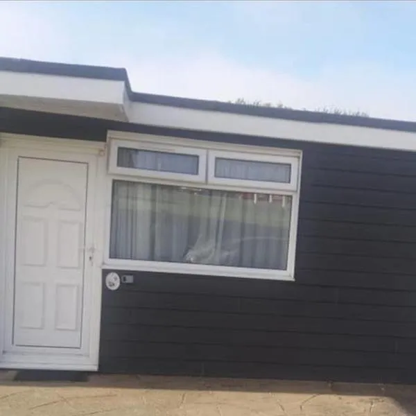 2 Bedroom Chalet near the Beach, hotel v destinaci Brading