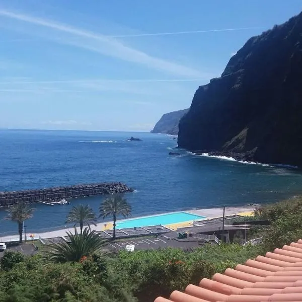 Lovely Sea View 3-Bed House in p Delgada Madeira, hotel v destinaci Ponta Delgada