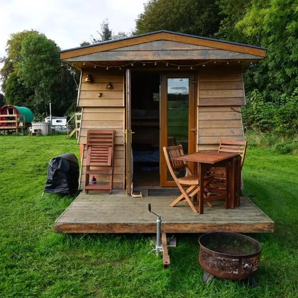 Unique Off- Grid Beehive Pod at Westcote Glamping, hotell i Denholm